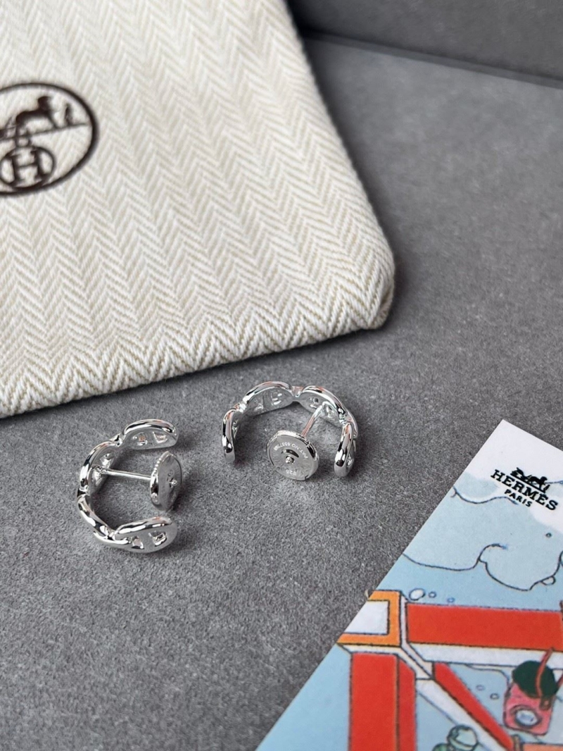 H**me5 earrings